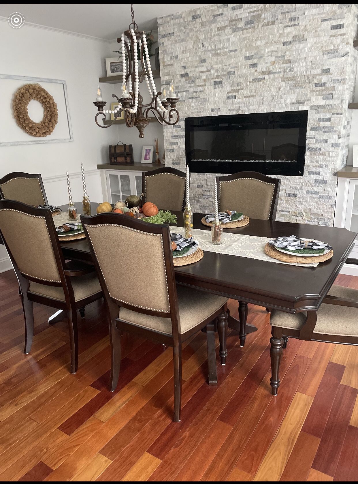 Traditional. Dining Room Table 