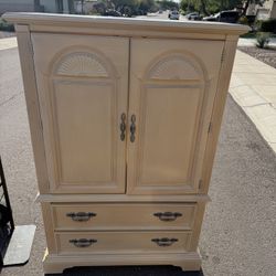 Stanley Furniture 4-Piece Bedroom Set – Dresser, Armoire & Nightstands