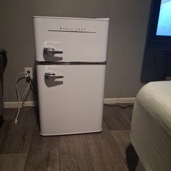 Magic Chef Mini Fridge 