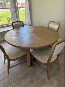 Round wood dinning room table and 4 chairs