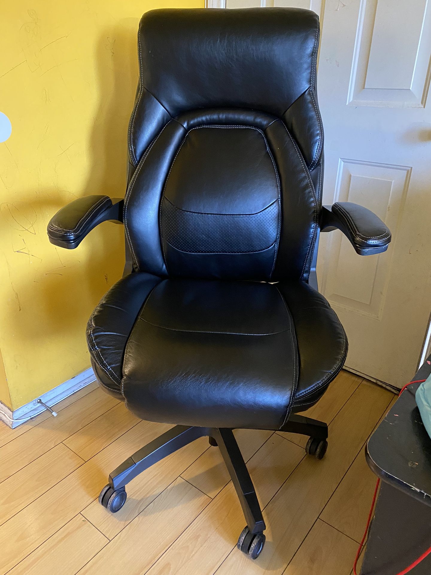 La Z Boy Manager's Office Chair with Active Lumbar Technology Used