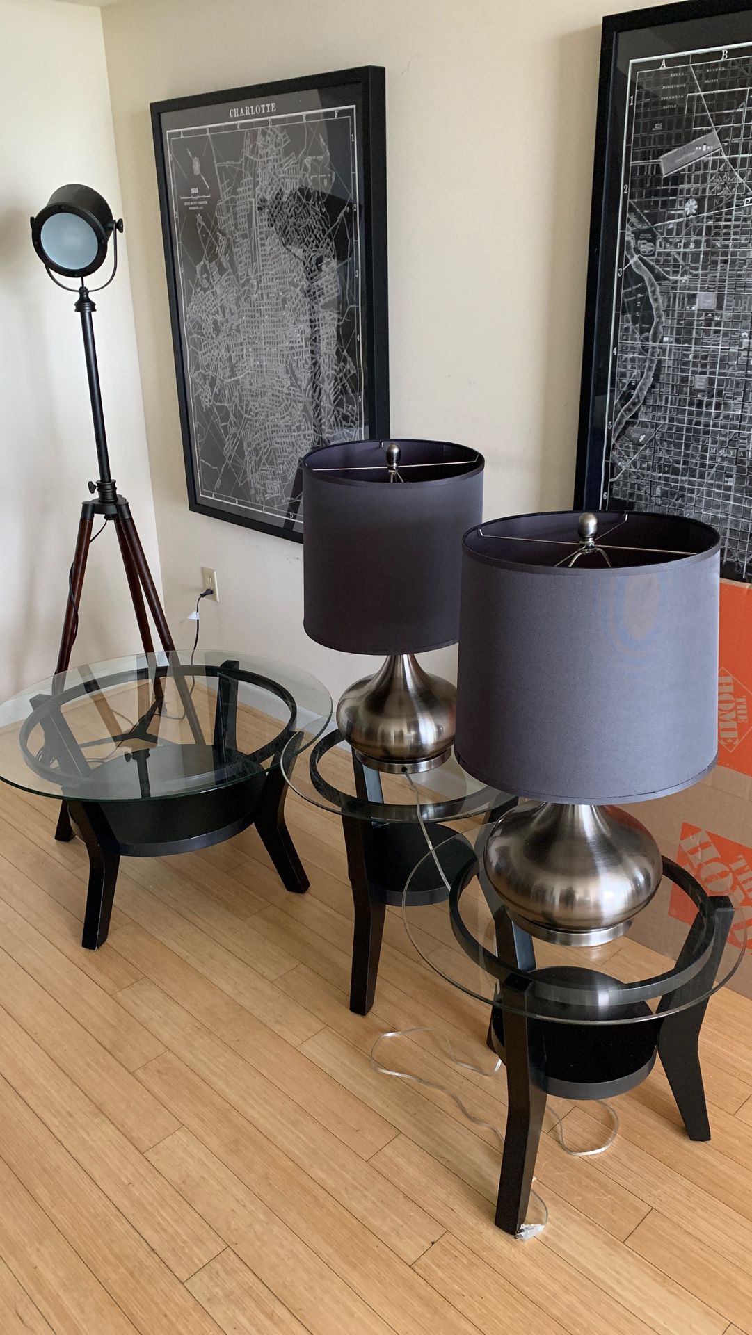 Coffee/end tables/lamps