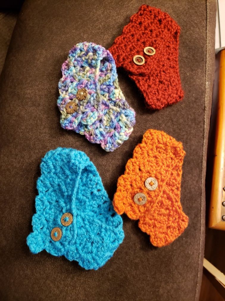 Dog or cat neck warmers. Perfect for pictures with Santa. Will make in whatever color you prefer