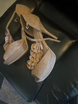 Women’s dress pumps 15$ cleaning out closet get the white ones for free 15$