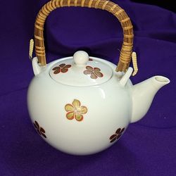 Vintage Japanese teapot appears to be a porcelain dobin style pot J5L042