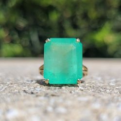 14K Gold 10 CT Emerald Ring
