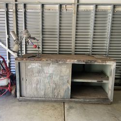 Metal painting cabinet with attached spray bottles
