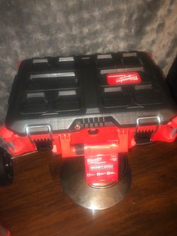 Milwauken medium tool box