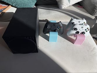 Xbox Series X 1TB + 3 Controllers + Stands