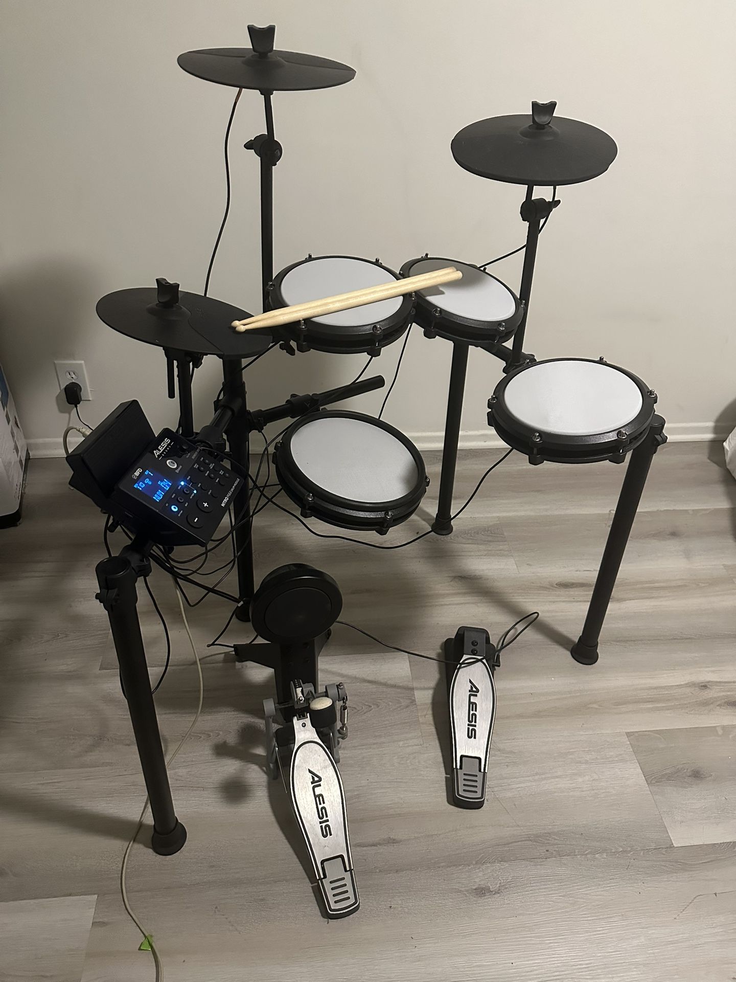 Alesis Nitro Max Kit Electric Drum Set with Quiet Mesh Pads