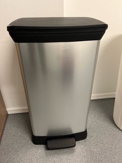 Lightweight 13 Gallon Garbage Can
