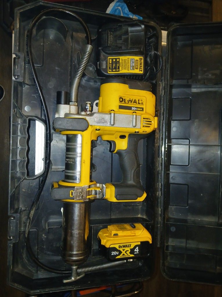 DEWALT 20V MAX Cordless Grease Gun Kit