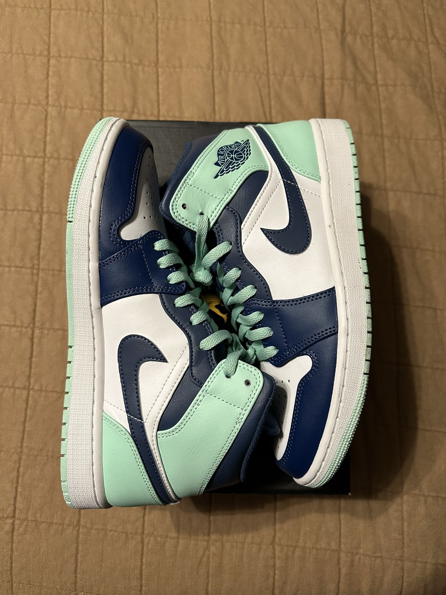 Air Jordan 1 Mid 9.5