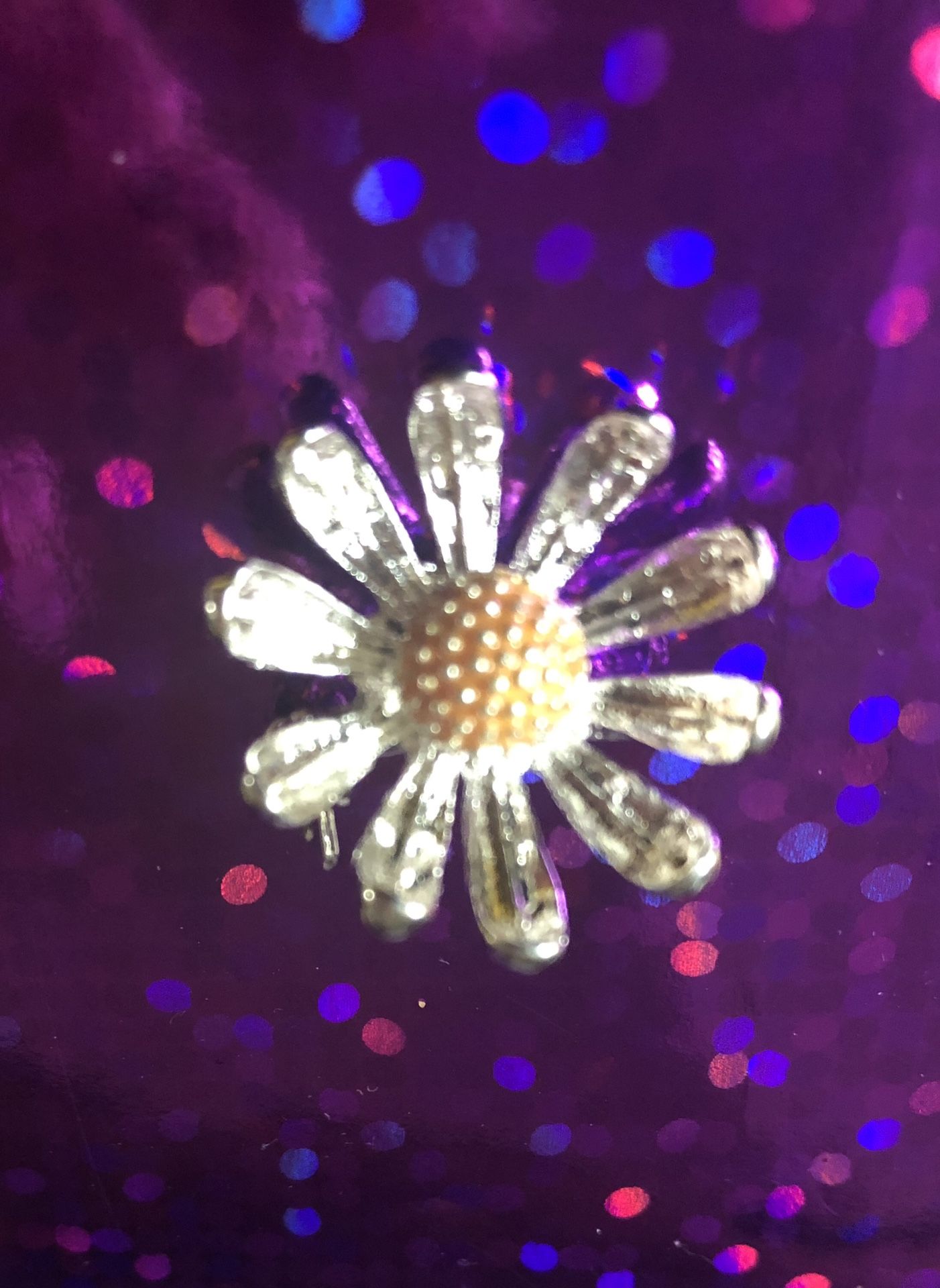 Silver tone daisy brooch