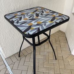 Lanai/Patio Table, nice looking 