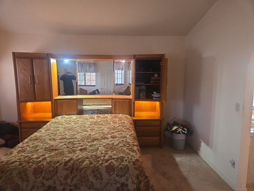 Queen Bedroom Set With Matching 6 Drawer Dresser/ 3 Piece Mirror