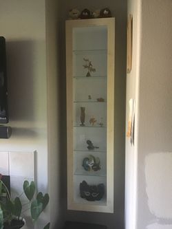 Hanging shelf with 6 glass shelves for souvenirs or discs.