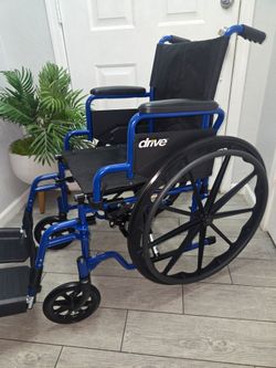 Drive Medical Blue Streak Lightweight Wheelchair, Footrests, 16" Seat Portable Folding Wheelchair, silla de ruedas