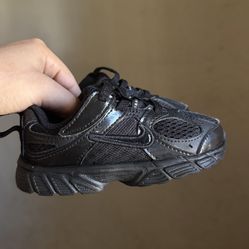 Toddler Nike Vomero’s 5 Size 7C