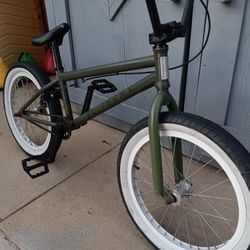 BMX.     ELITE.        20"tires 