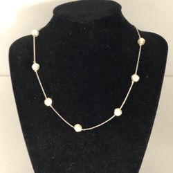 Lovely Faux Pearls & Silver Tone Dainty Necklace 