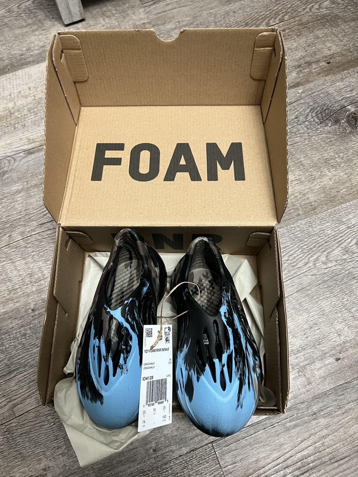 Adidas Foam Runner Size: 7K