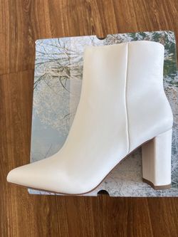 Women white boots size 7