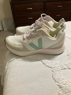 VEJA size 7.5. Women