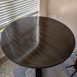 Solid expanding wood table with leaf