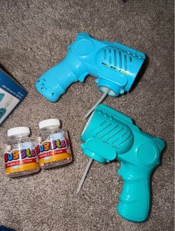Set of 2 Bubble Guns with Solution and batteries included