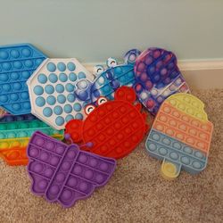 8 beautiful poppets, there's 3 hexagons and 1 of them is a plastic puppet. There is 2 crabs 1 butterfly  1 Among us And 1 Popsicle That Is Textured.