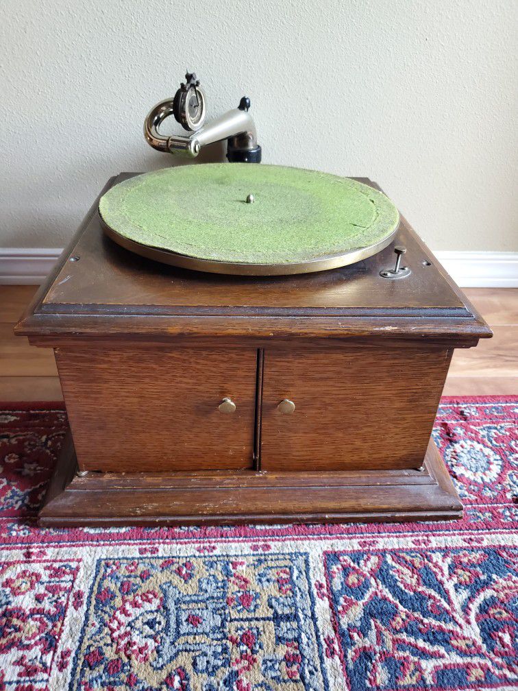 WORKING Victor Tabletop Portable Victrola Record Player Talking Machine Model VV-VI-A