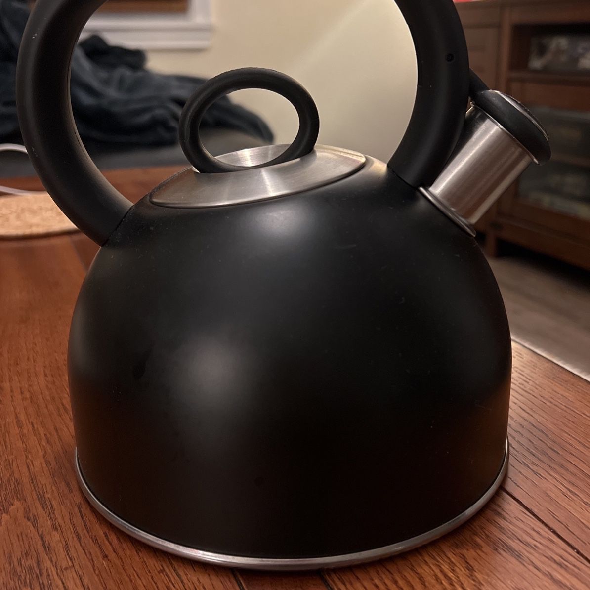 Like-new Cuisinart black kettle 