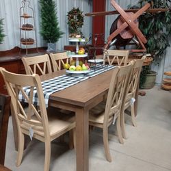 Dining Room Table Set. /. Comedor