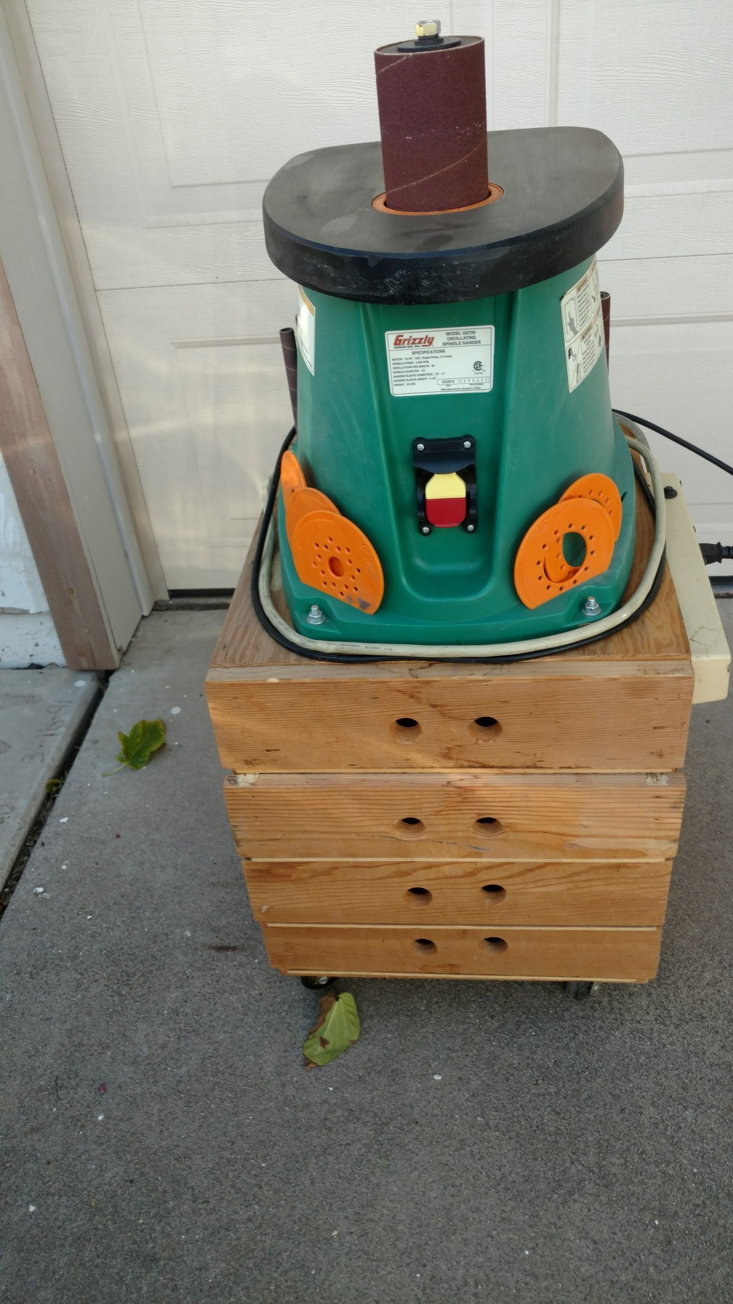 Grizzly G0739 Oscillating Spindle Sander on rolling stand