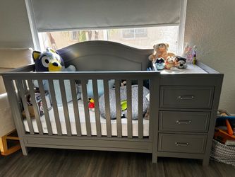 Gently Used Crib in Great Condition – Extra Storage