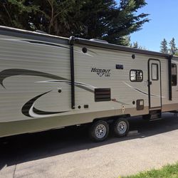 2017 Hideout 26ft Rear Big Bunk Beds And Large Alide Out Fully Equipped Like New