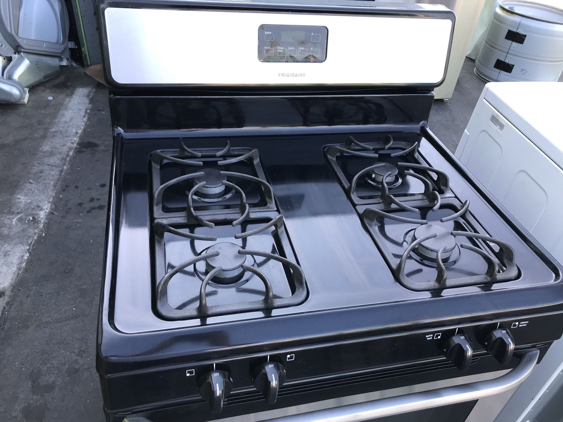 FRIGIDAIRE 4 BURNER GAS STOVE