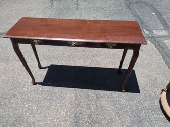 Assorted furniture pieces