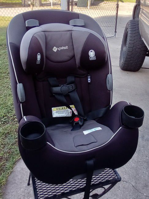 Saftey First 3 In 1 Car Seat Is Preowned In Excellent Like New Condition 