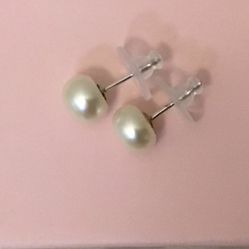 925 TIL Vintage Freshwater Cultured Pearl Stud Earrings.  Pearl’s approx size is 8mm. EUC