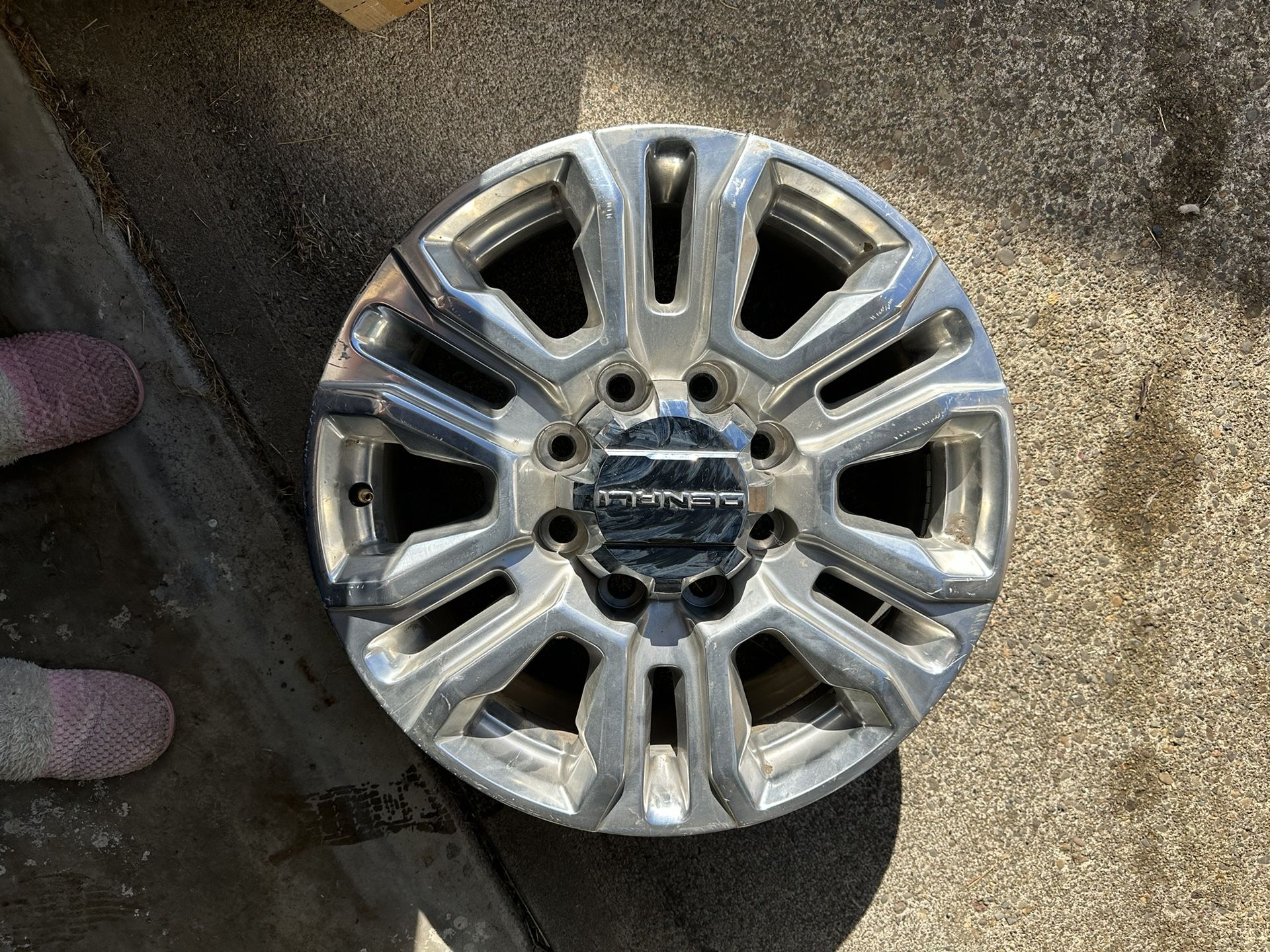 20x8.5J GM Aluminum Wheels with caps