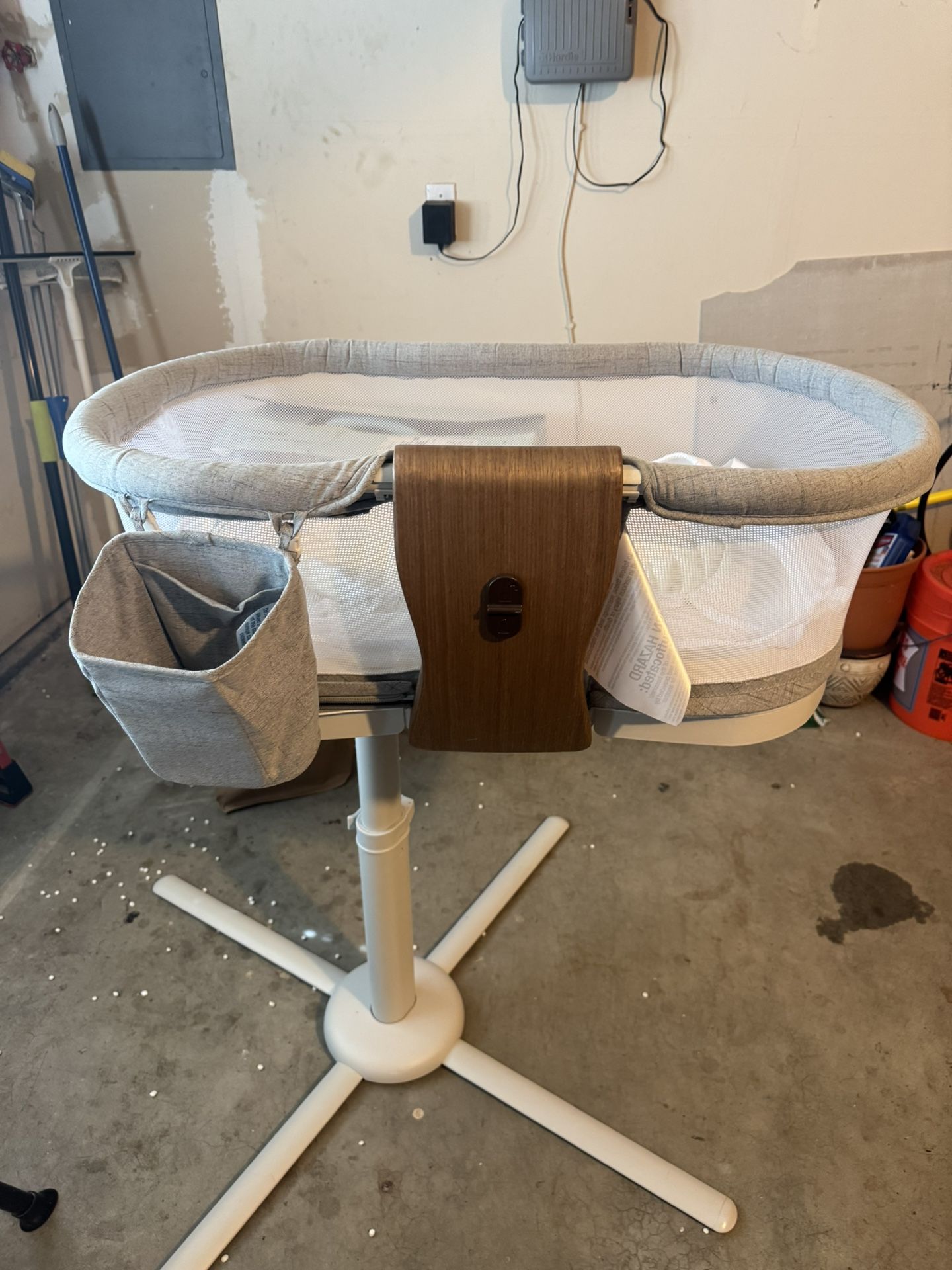 Halo BassiNest® Luxe Swivel Sleeper with newborn insert, mattress