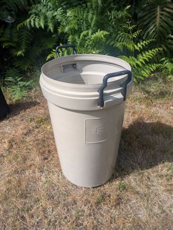 Rubbermaid trash can