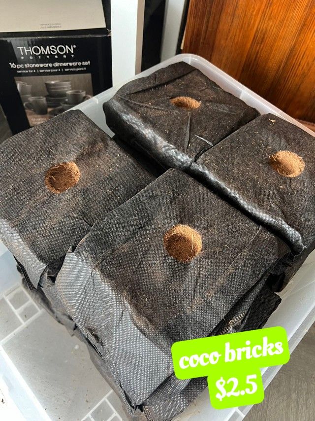 Premium Coconut Coir Bricks | 1 Brick / 500 Grams / 1.1 Pounds Total | Compressed Growing Medium | Perfect As Hydroponics Garden Soil | 100% Organic a