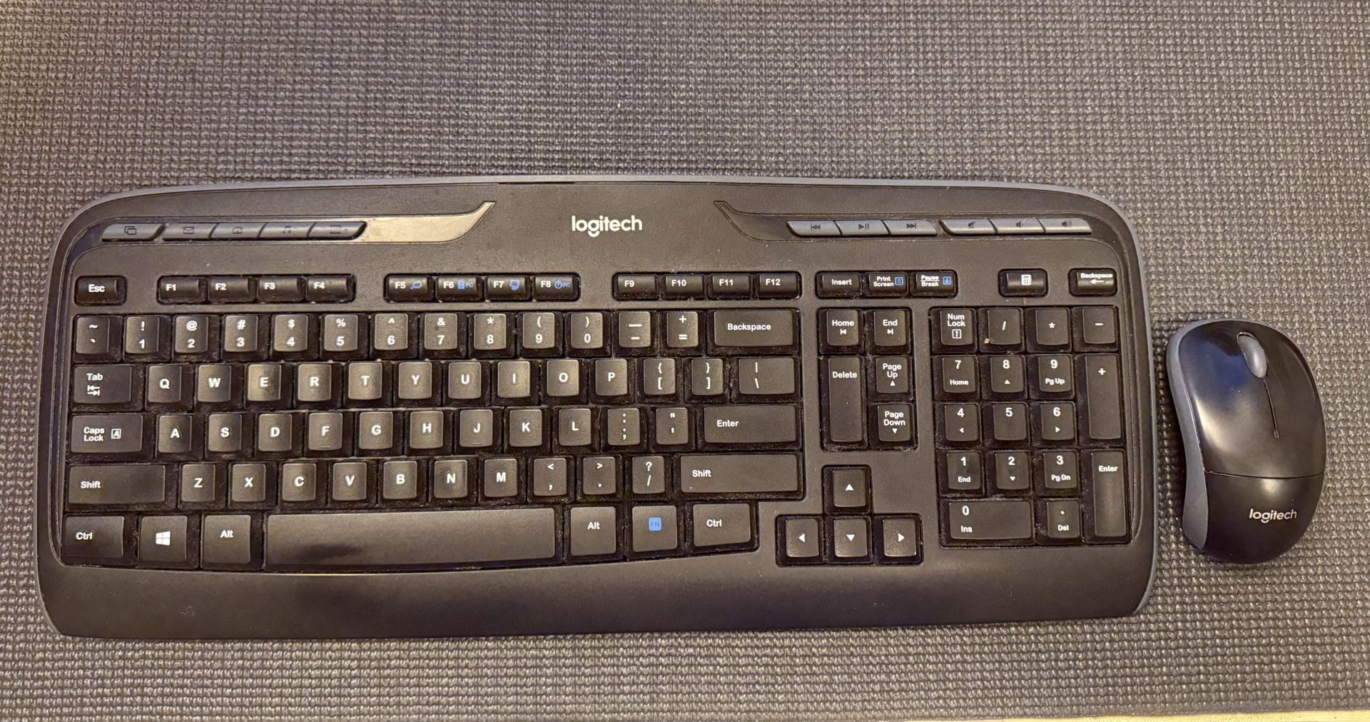 Logitech - MK320 Full-size Wireless Keyboard and Mouse Bundle for PC - Black