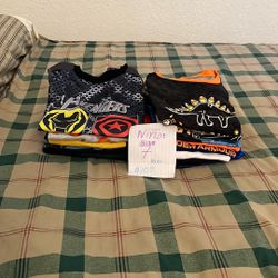Boys' clothing. Size 7 (long-sleeved shirts, short-sleeved shirts, sleeveless shirts, and pants and shorts). 16 pieces. In good condition.