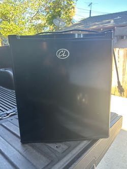 CL Black Compact Mini Fridge