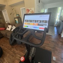 Peloton  With Dust Cover 