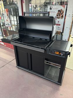 TRAEGER Woodridge Elite Wi-Fi Pellet Grill and Smoker in Black NEW condition minor cosmetics